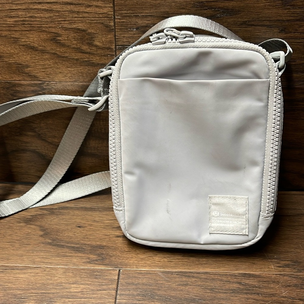 Lululemon Easy Access Crossbody Bag 1.5L- Silver Drop/White